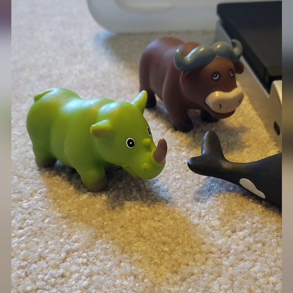 8 animal rubber bath toys - never used in water - Picture 2 of 7